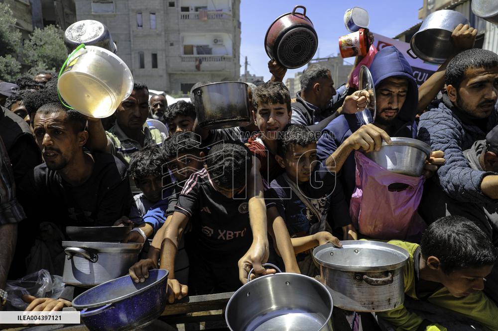 Palestinians Face Food Crisis Amid Shortages - Gaza
