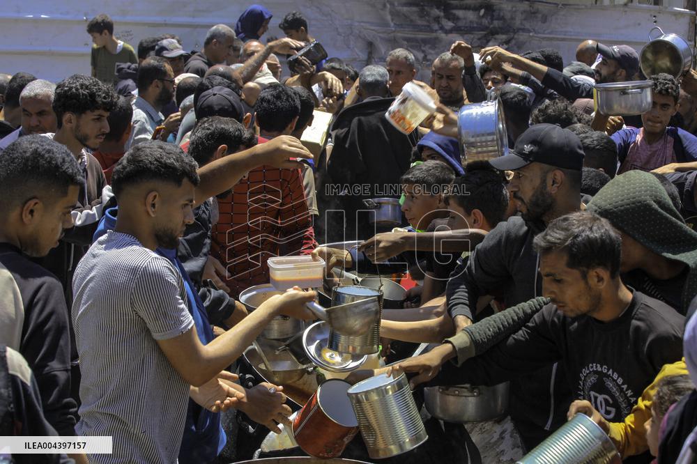 Palestinians Face Food Crisis Amid Shortages - Gaza