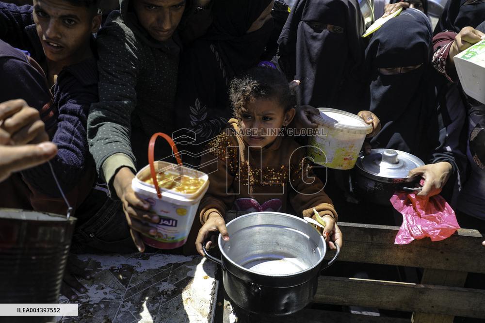 Palestinians Face Food Crisis Amid Shortages - Gaza