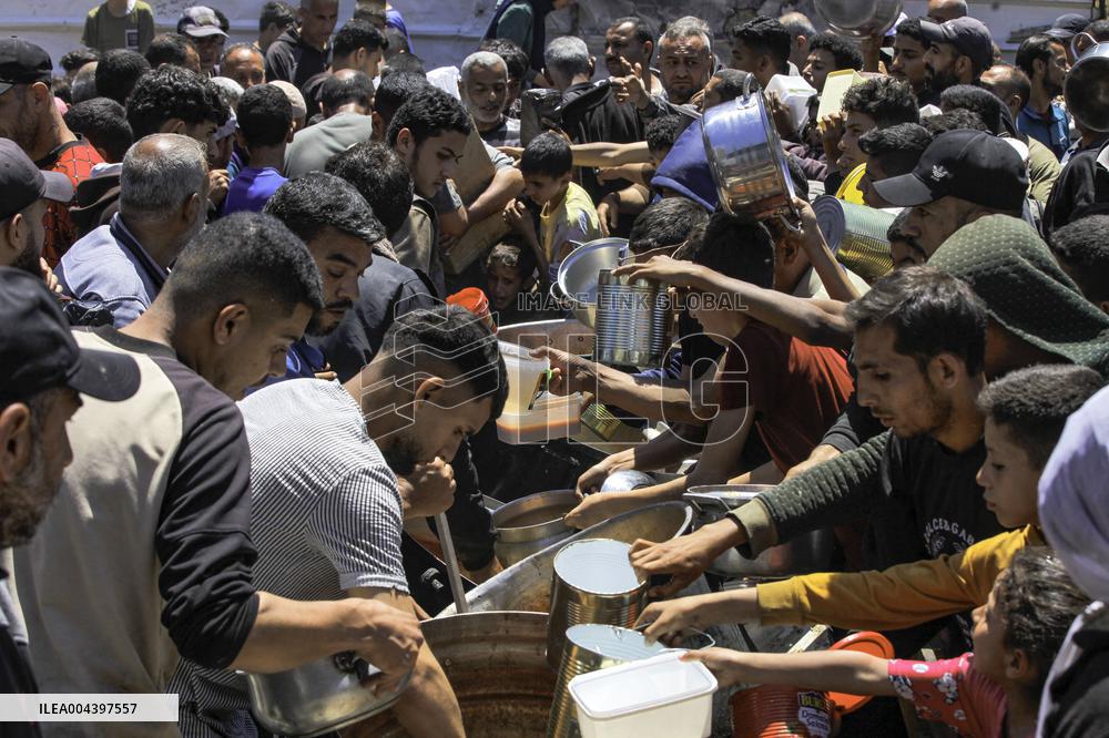 Palestinians Face Food Crisis Amid Shortages - Gaza