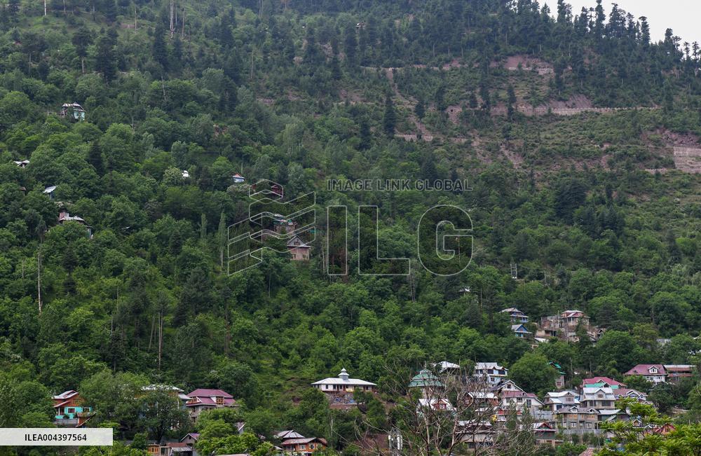 People Flee and Mourn After Border Strikes - Kashmir