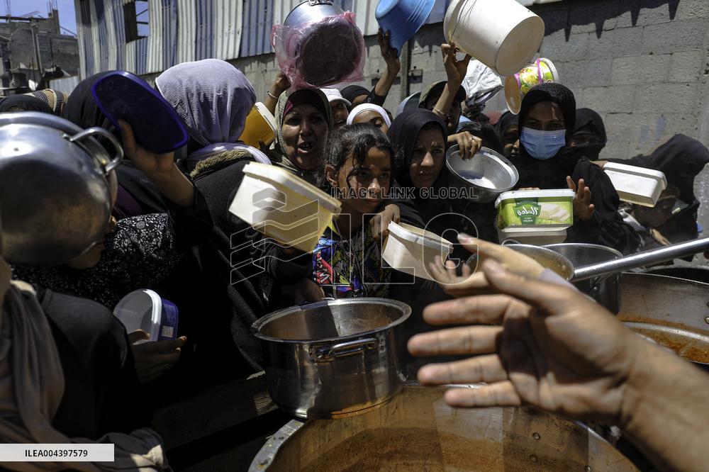 Palestinians Face Food Crisis Amid Shortages - Gaza