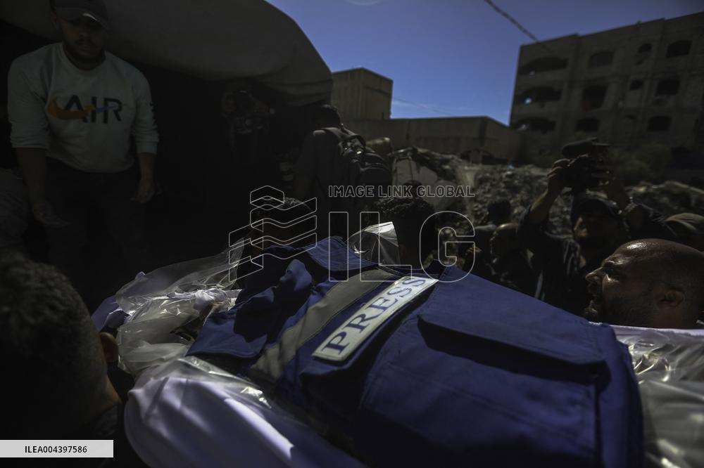 Israeli Strike On Crowded Restaurant Kills 33 And Injures Dozens - Gaza