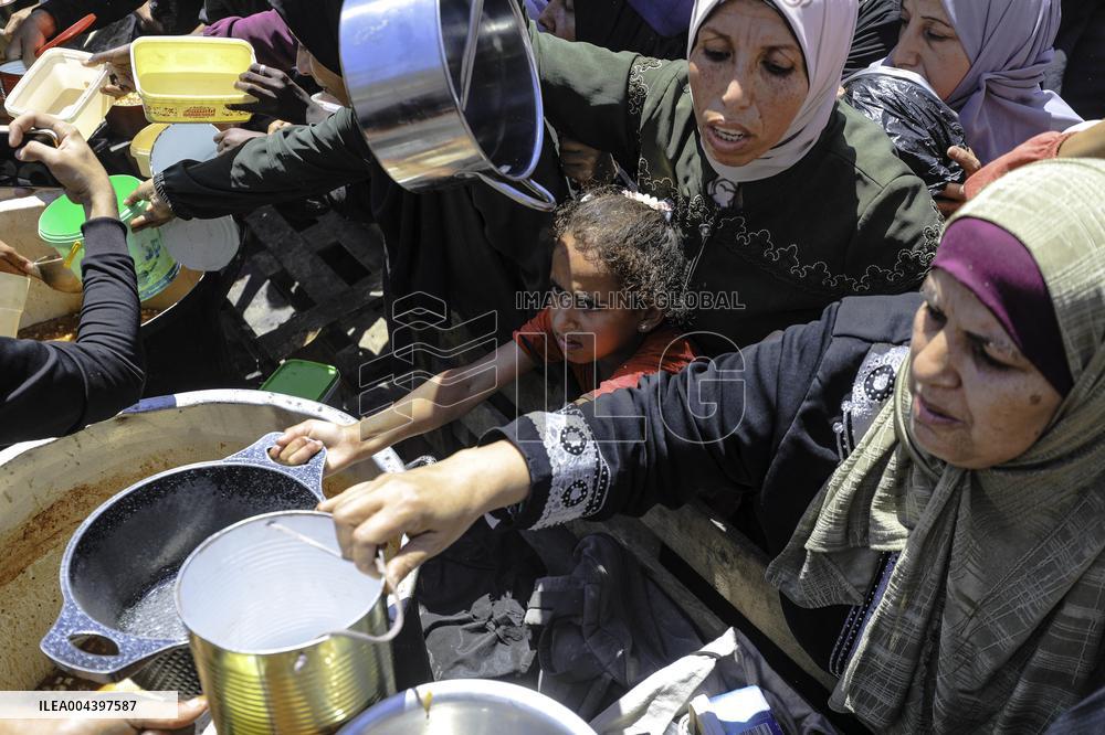 Palestinians Face Food Crisis Amid Shortages - Gaza