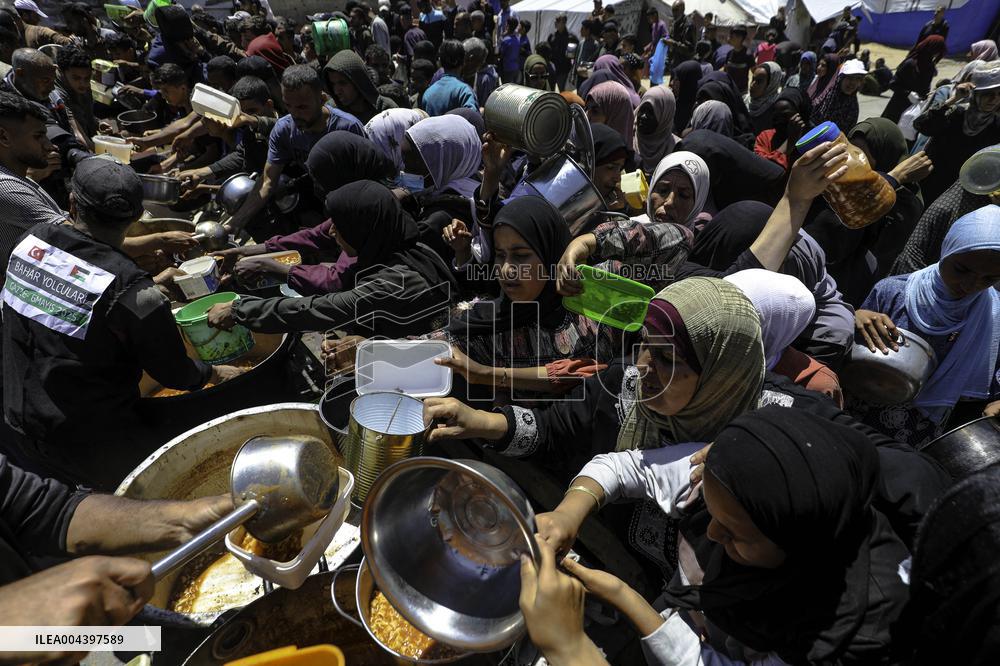 Palestinians Face Food Crisis Amid Shortages - Gaza