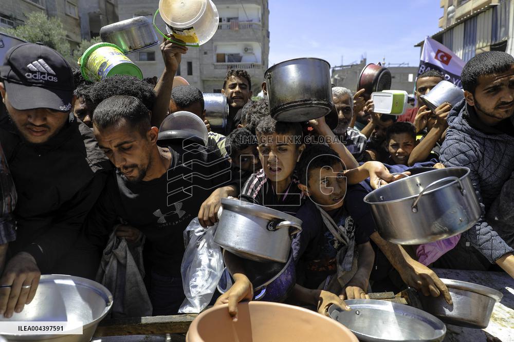 Palestinians Face Food Crisis Amid Shortages - Gaza