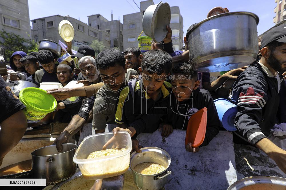 Palestinians Face Food Crisis Amid Shortages - Gaza