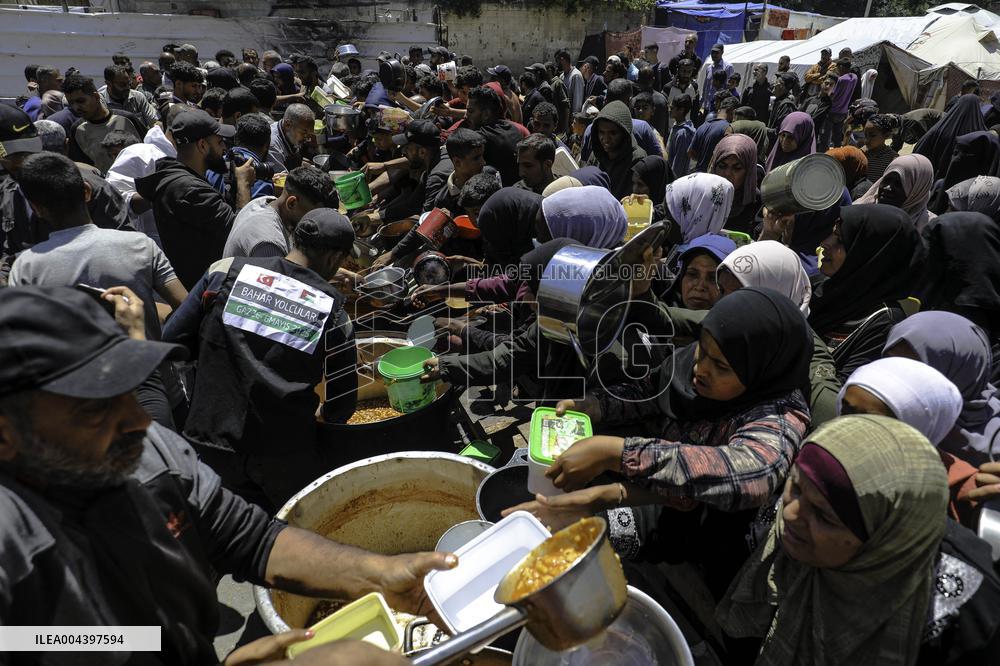 Palestinians Face Food Crisis Amid Shortages - Gaza