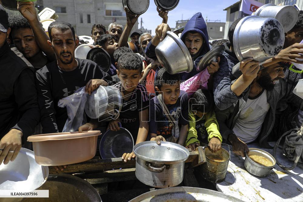 Palestinians Face Food Crisis Amid Shortages - Gaza