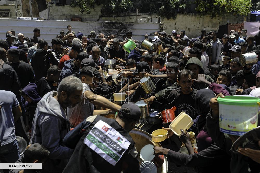 Palestinians Face Food Crisis Amid Shortages - Gaza