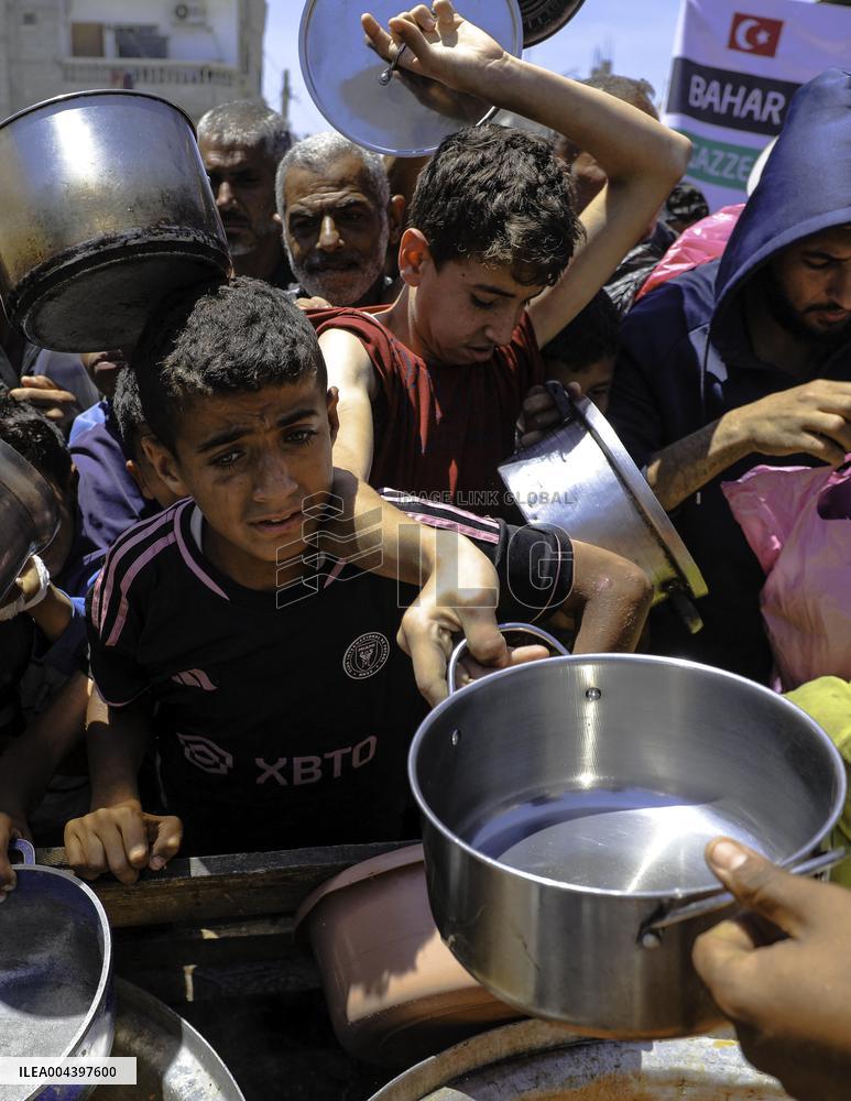 Palestinians Face Food Crisis Amid Shortages - Gaza