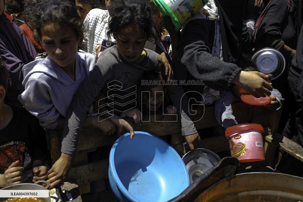 Palestinians Face Food Crisis Amid Shortages - Gaza