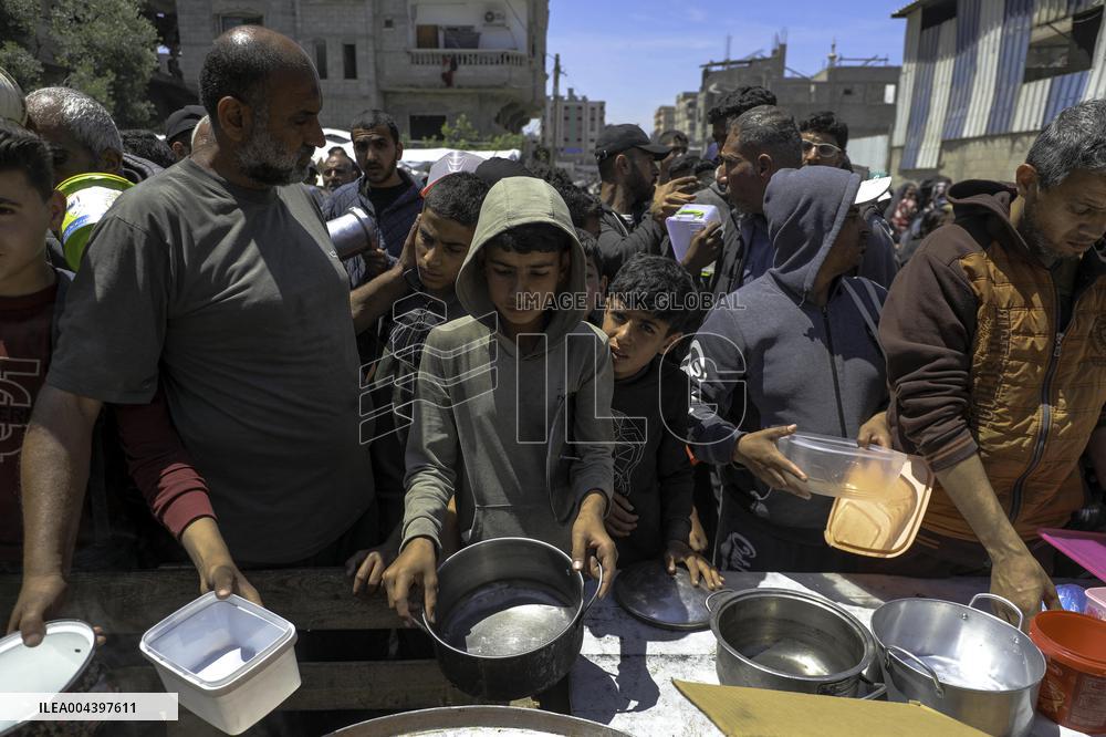 Palestinians Face Food Crisis Amid Shortages - Gaza