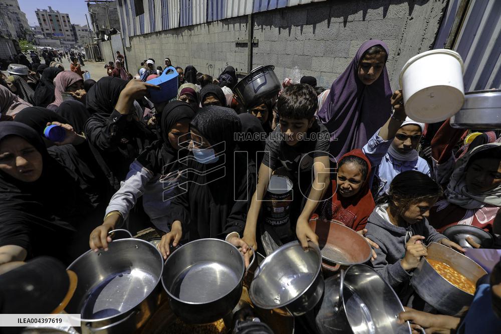 Palestinians Face Food Crisis Amid Shortages - Gaza