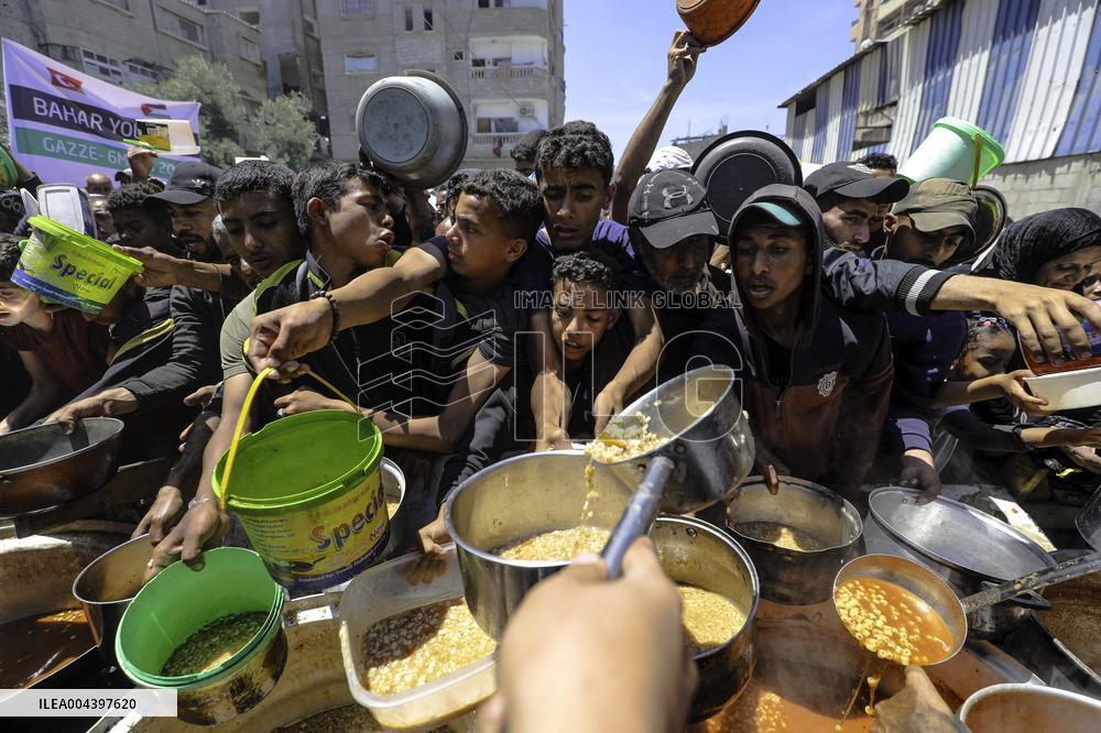 Palestinians Face Food Crisis Amid Shortages - Gaza