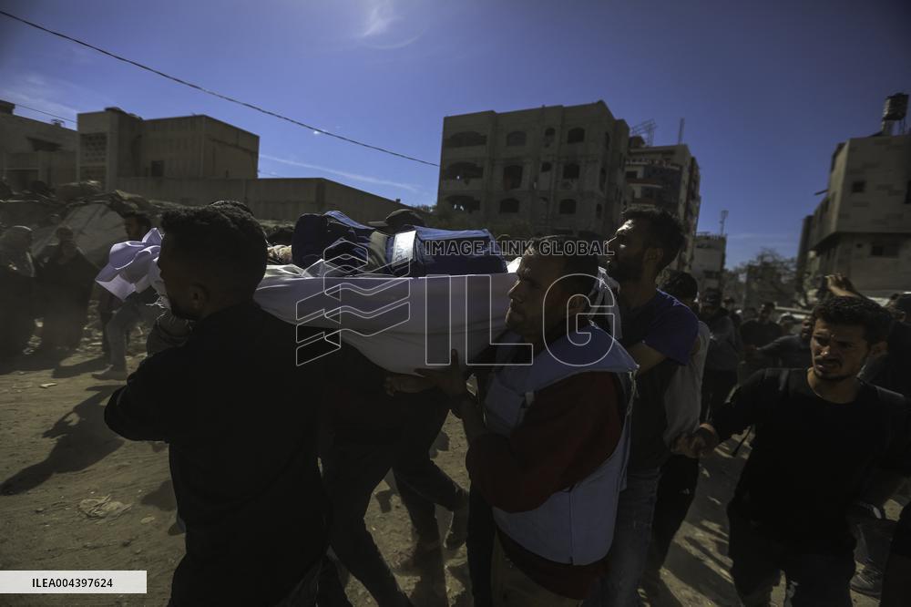 Israeli Strike On Crowded Restaurant Kills 33 And Injures Dozens - Gaza