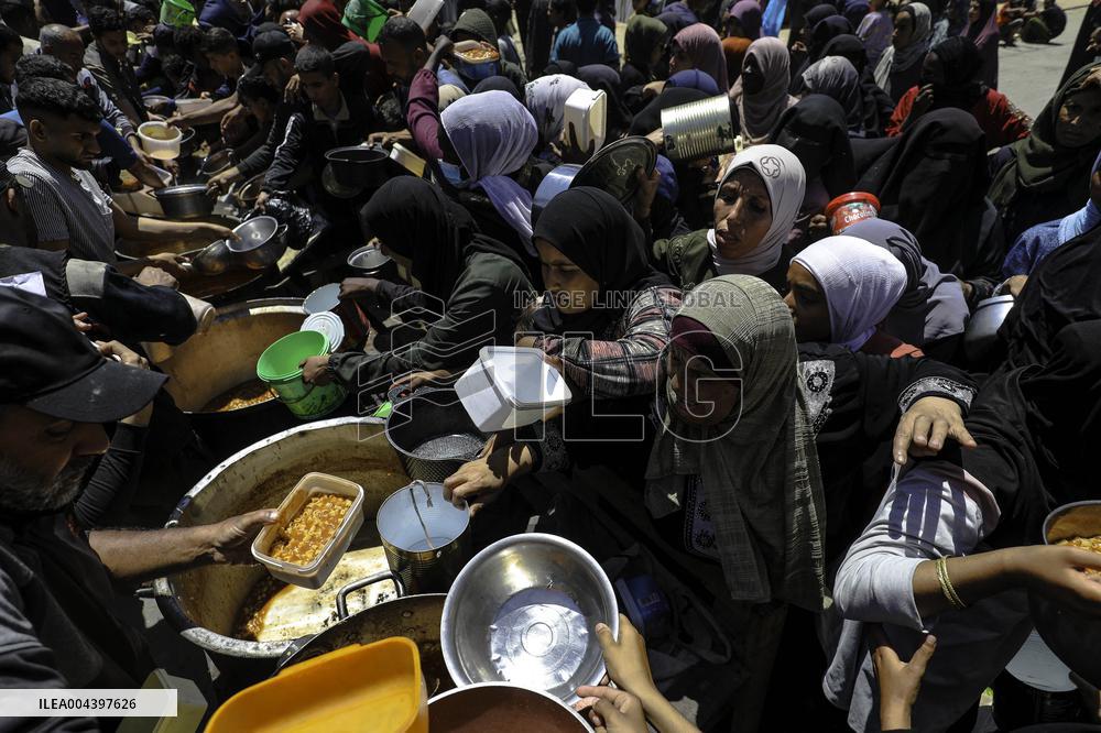 Palestinians Face Food Crisis Amid Shortages - Gaza