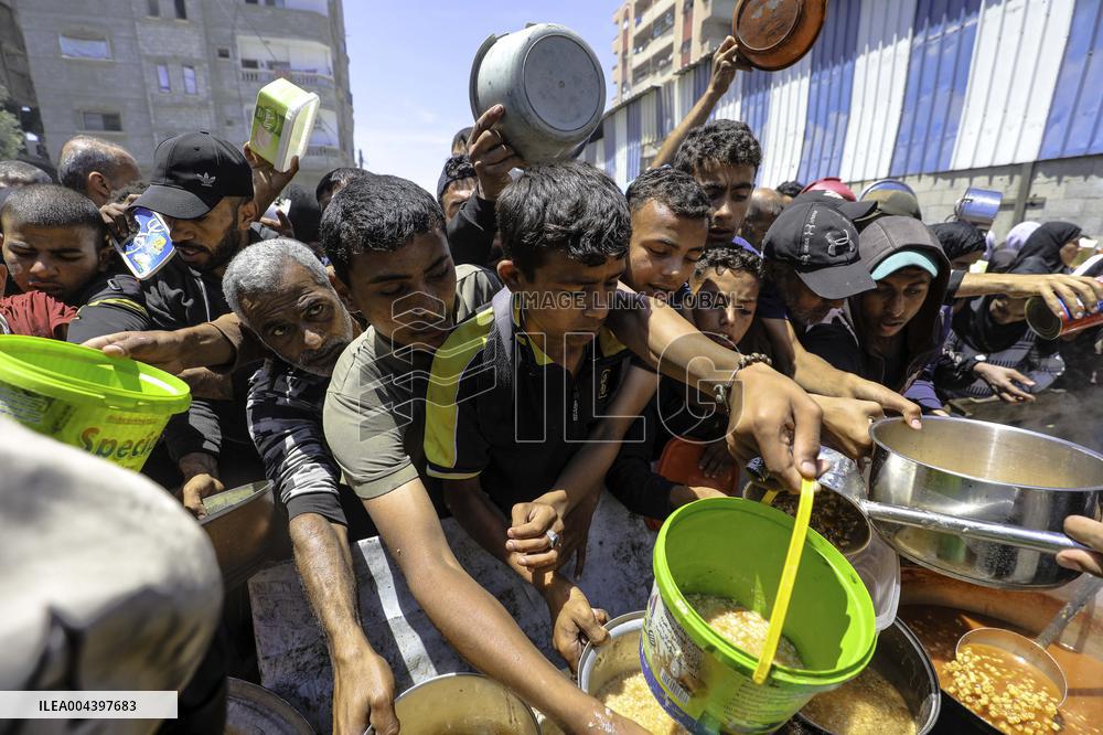 Palestinians Face Food Crisis Amid Shortages - Gaza