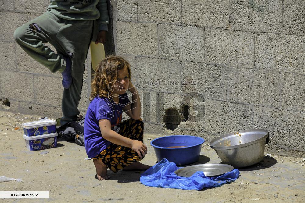 Palestinians Face Food Crisis Amid Shortages - Gaza