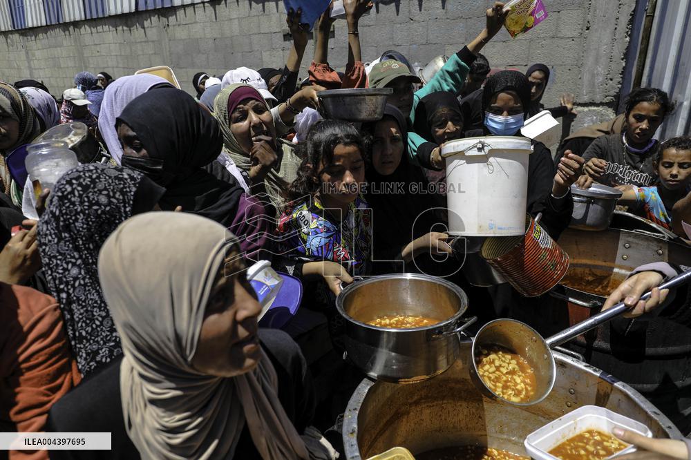 Palestinians Face Food Crisis Amid Shortages - Gaza