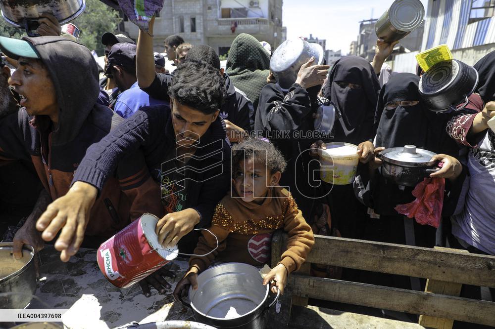 Palestinians Face Food Crisis Amid Shortages - Gaza