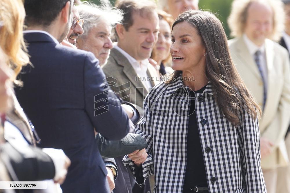 Queen Letizia Visits Cuesta de Moyano Book Fair - Madrid