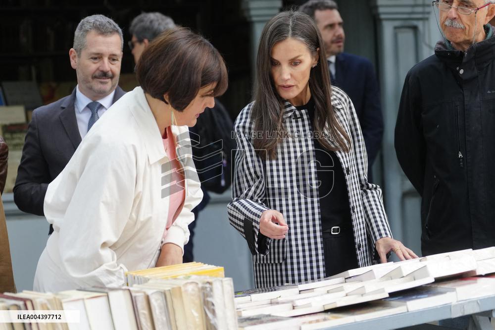 Queen Letizia Visits Cuesta de Moyano Book Fair - Madrid