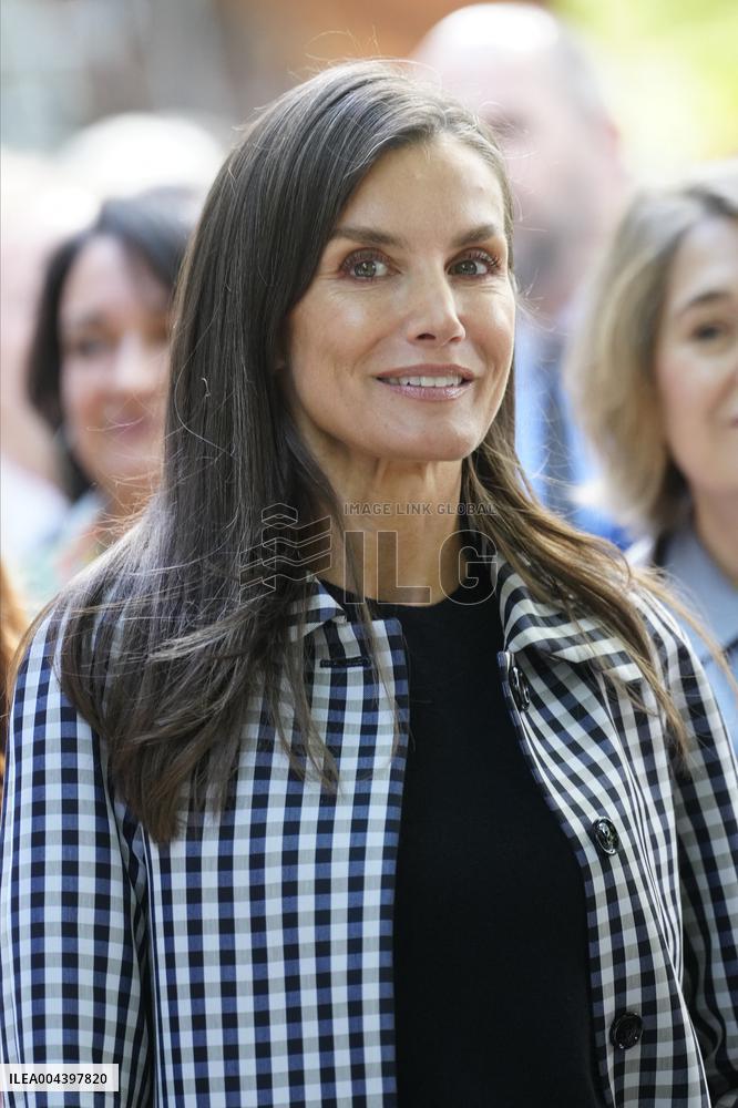 Queen Letizia Visits Cuesta de Moyano Book Fair - Madrid
