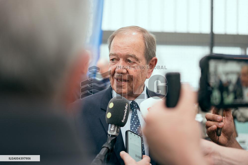 Valerie Pecresse at the Olympic Aquatic Center - Paris AJ