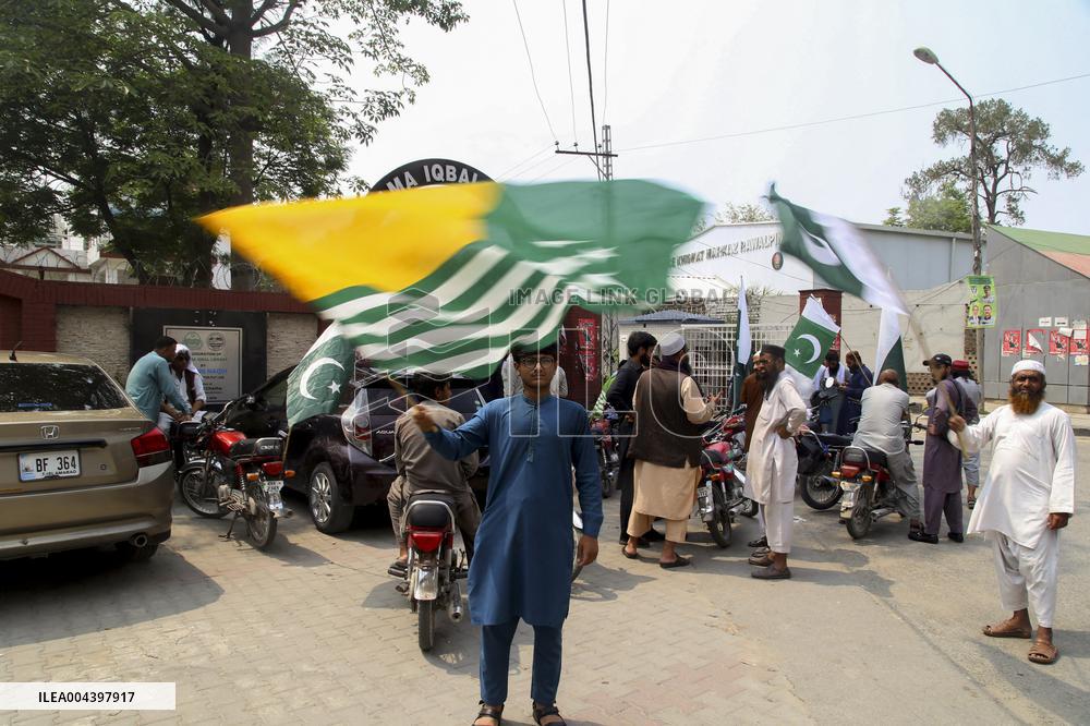 Rawalpindi Rally Backs Pakistan Military - Pakistan