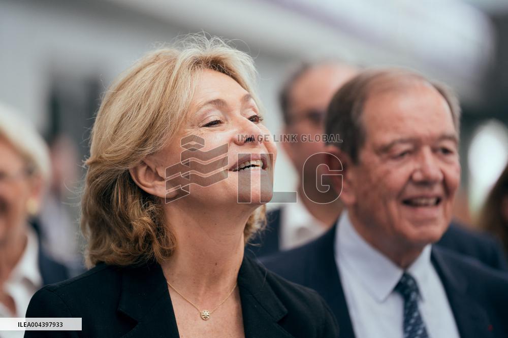 Valerie Pecresse at the Olympic Aquatic Center - Paris AJ