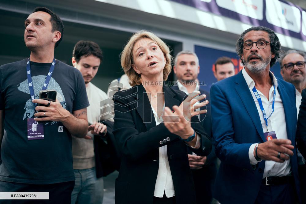 Valerie Pecresse at the Olympic Aquatic Center - Paris AJ