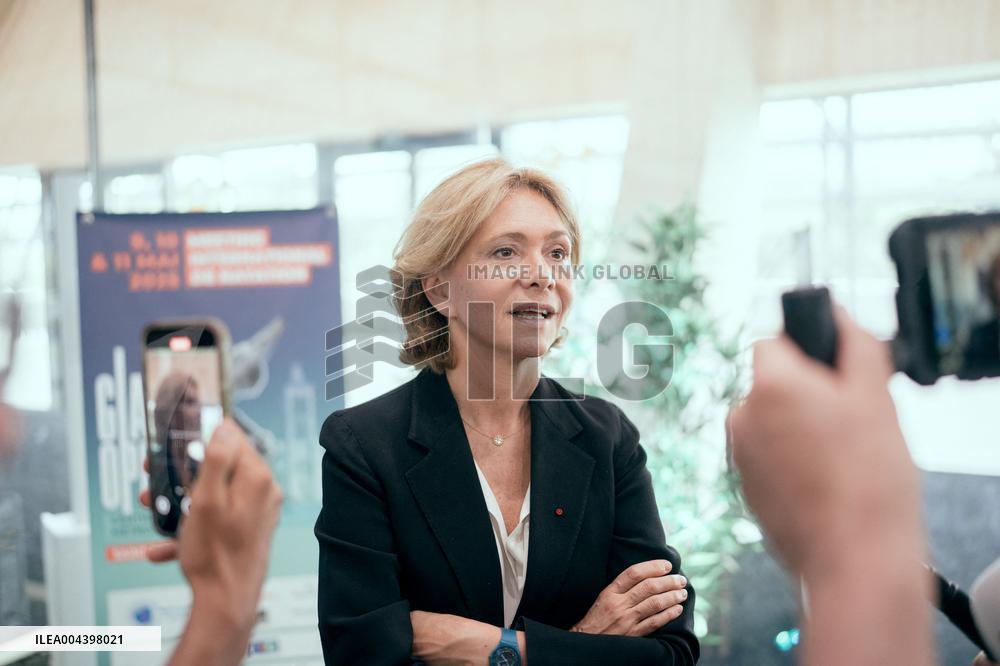 Valerie Pecresse at the Olympic Aquatic Center - Paris AJ