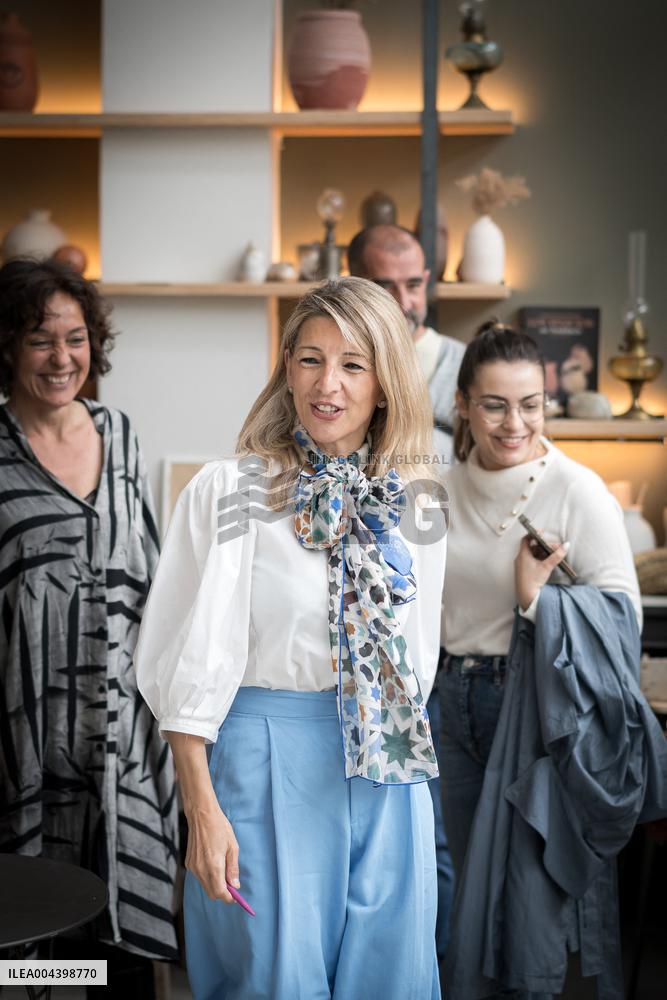 Yolanda Díaz Engages Citizens on Workday Reduction - Madrid