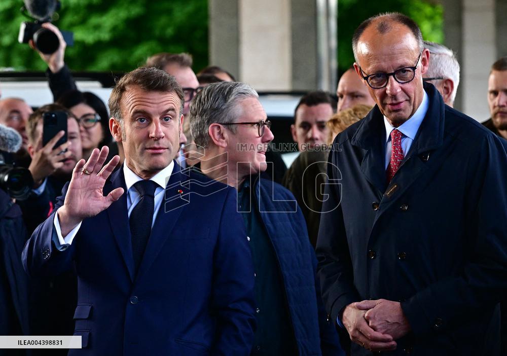 Le président français Emmanuel Macron, le Premier ministre britannique Keir Starmer et le chancelier allemand Friedrich Merz arr