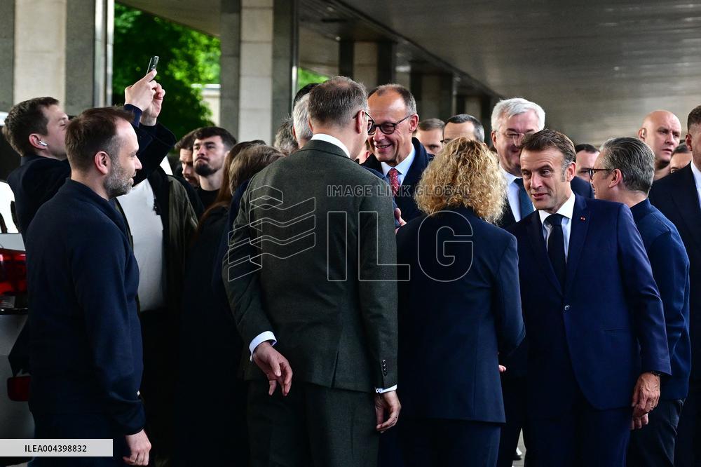 Le président français Emmanuel Macron, le Premier ministre britannique Keir Starmer et le chancelier allemand Friedrich Merz arr