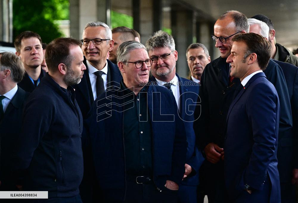 Le président français Emmanuel Macron, le Premier ministre britannique Keir Starmer et le chancelier allemand Friedrich Merz arr