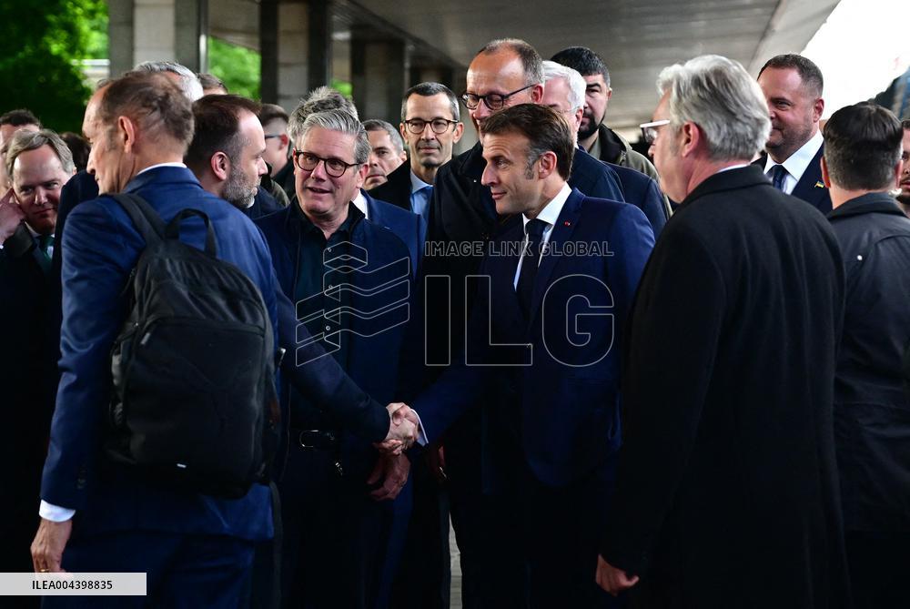 Le président français Emmanuel Macron, le Premier ministre britannique Keir Starmer et le chancelier allemand Friedrich Merz arr