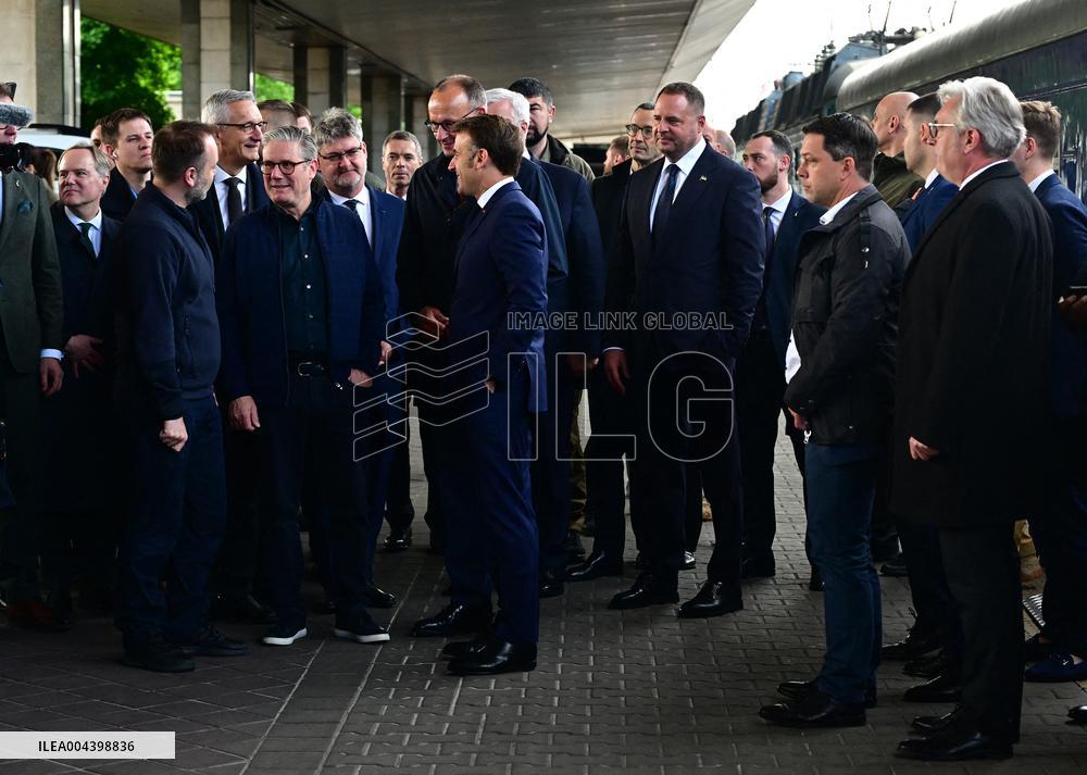 Le président français Emmanuel Macron, le Premier ministre britannique Keir Starmer et le chancelier allemand Friedrich Merz arr