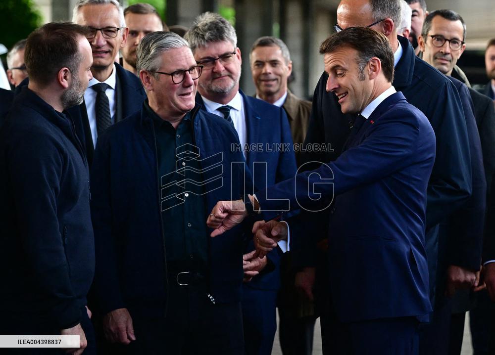 Le président français Emmanuel Macron, le Premier ministre britannique Keir Starmer et le chancelier allemand Friedrich Merz arr