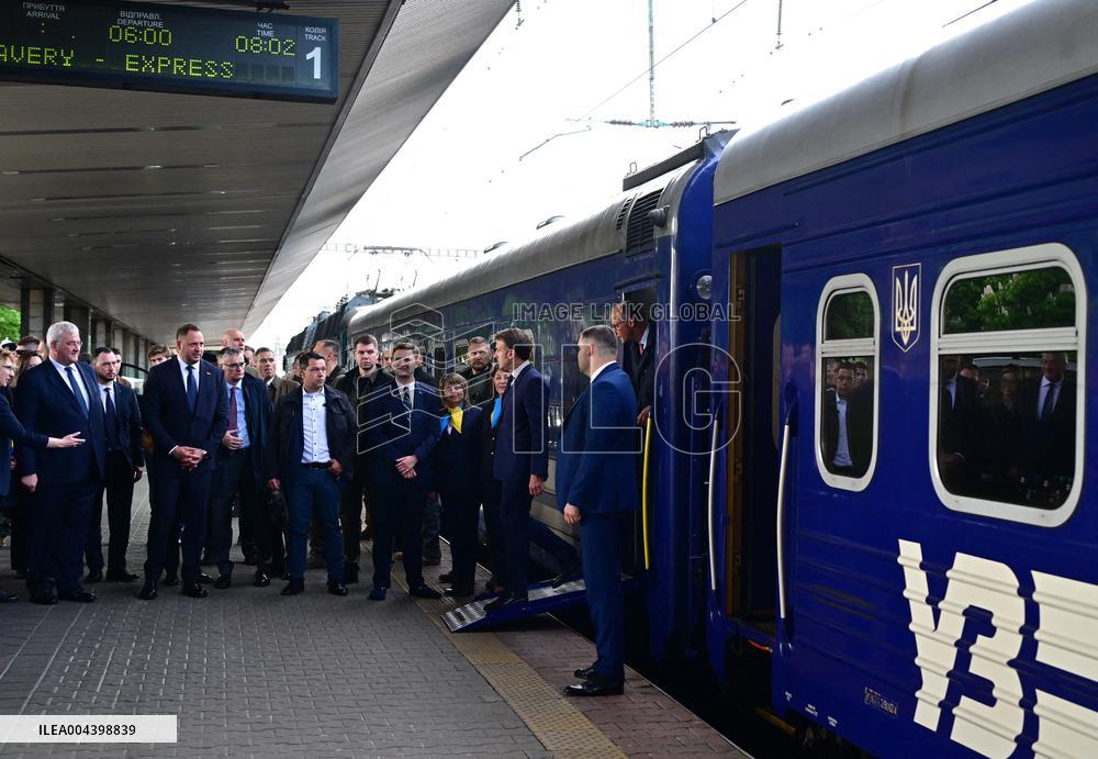 Le président français Emmanuel Macron, le Premier ministre britannique Keir Starmer et le chancelier allemand Friedrich Merz arr