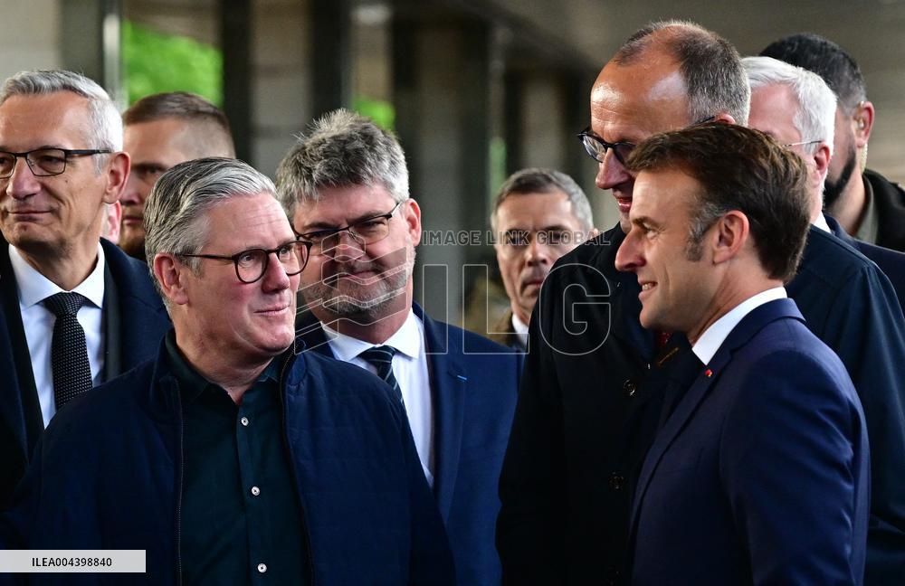 Le président français Emmanuel Macron, le Premier ministre britannique Keir Starmer et le chancelier allemand Friedrich Merz arr