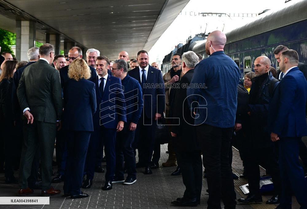 Le président français Emmanuel Macron, le Premier ministre britannique Keir Starmer et le chancelier allemand Friedrich Merz arr