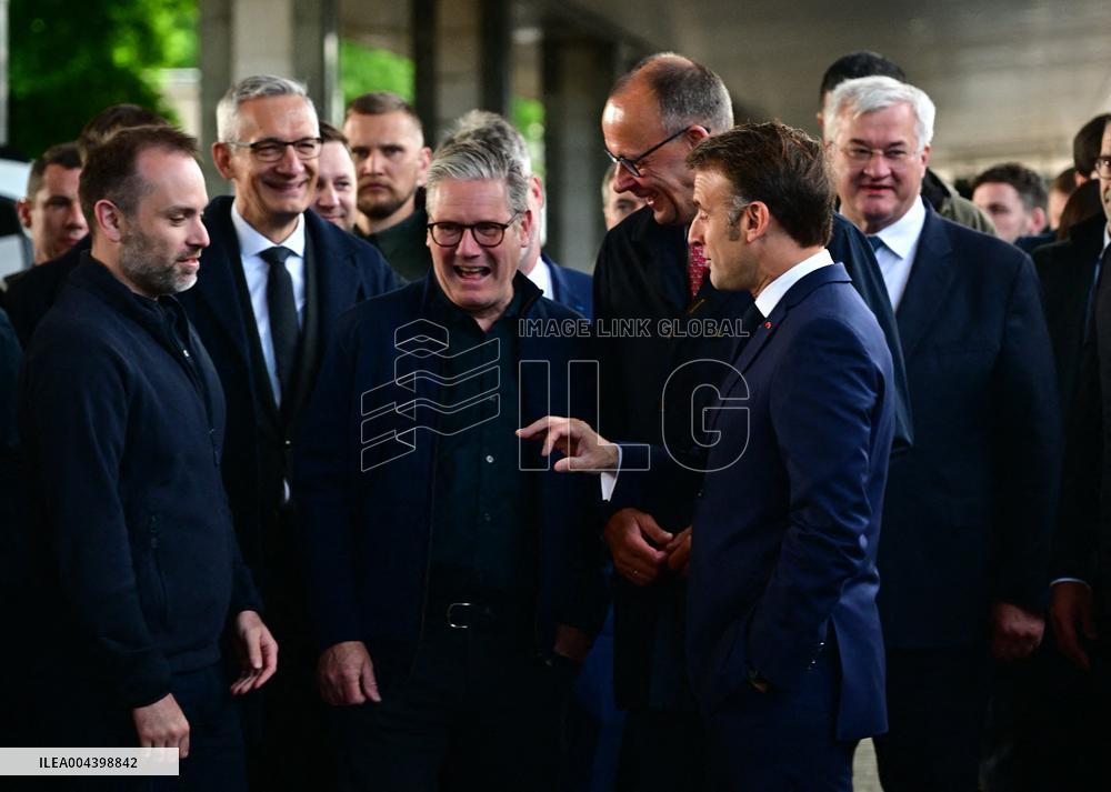 Le président français Emmanuel Macron, le Premier ministre britannique Keir Starmer et le chancelier allemand Friedrich Merz arr