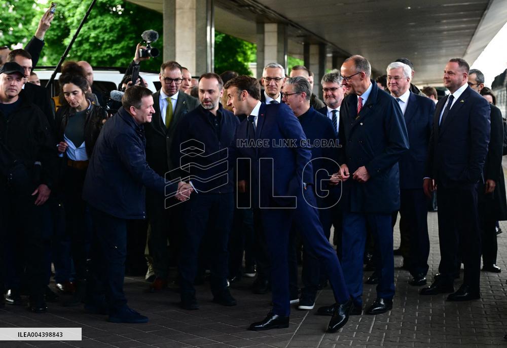Le président français Emmanuel Macron, le Premier ministre britannique Keir Starmer et le chancelier allemand Friedrich Merz arr