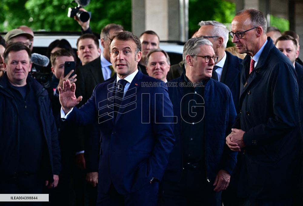 Le président français Emmanuel Macron, le Premier ministre britannique Keir Starmer et le chancelier allemand Friedrich Merz arr