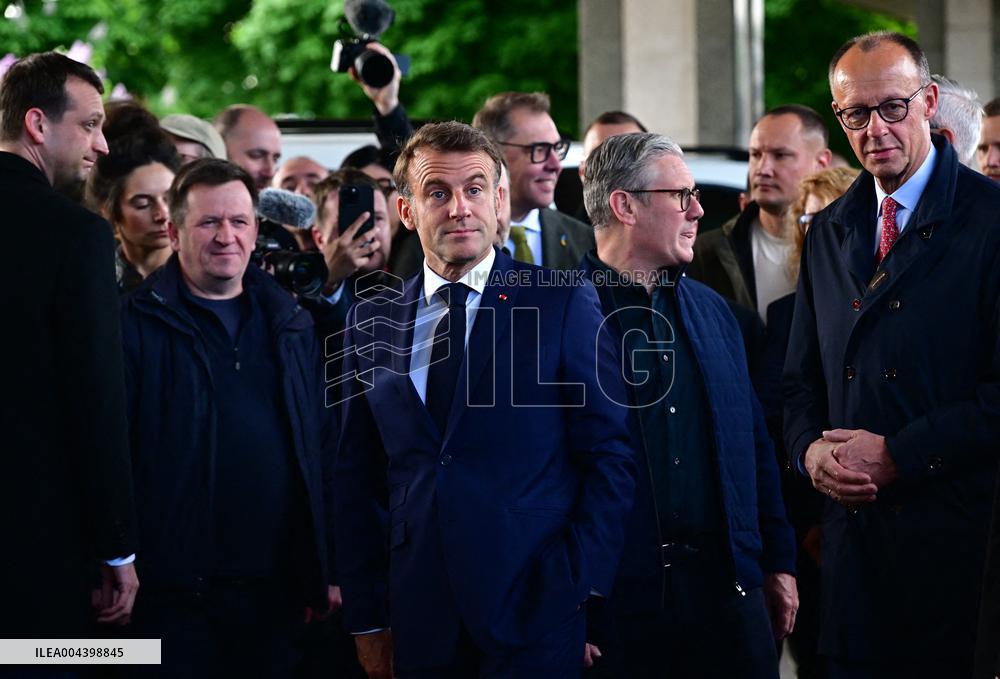 Le président français Emmanuel Macron, le Premier ministre britannique Keir Starmer et le chancelier allemand Friedrich Merz arr
