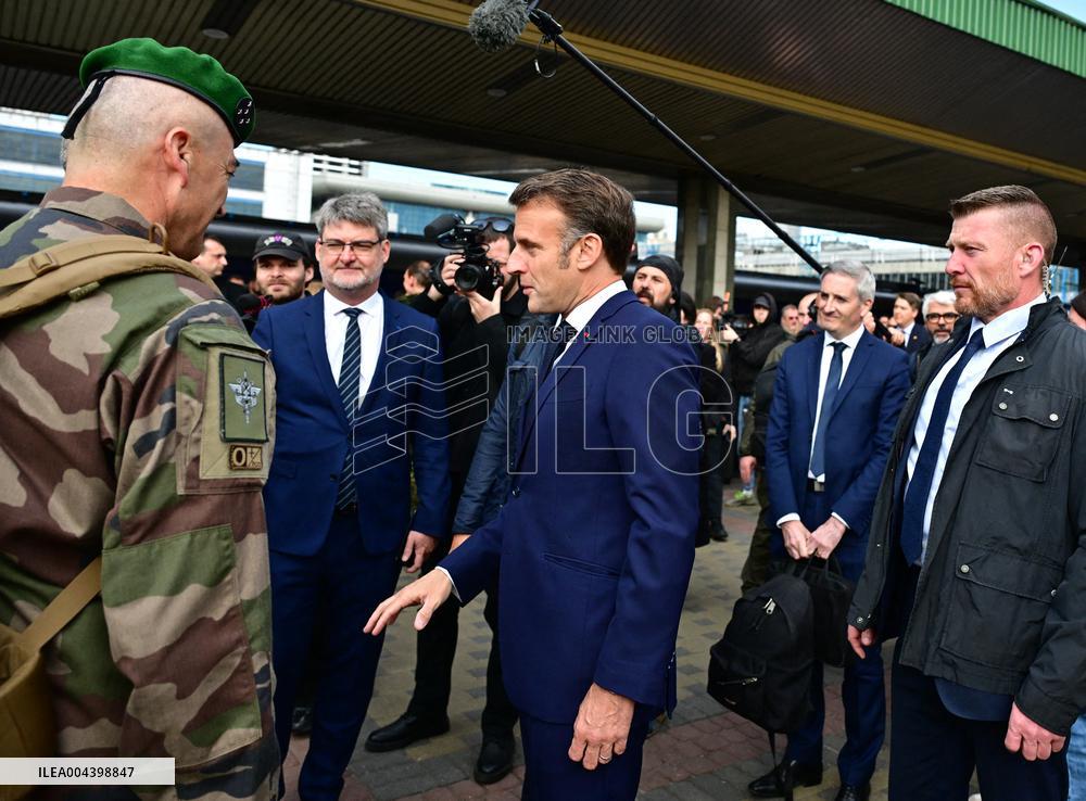 Le président français Emmanuel Macron, le Premier ministre britannique Keir Starmer et le chancelier allemand Friedrich Merz arr