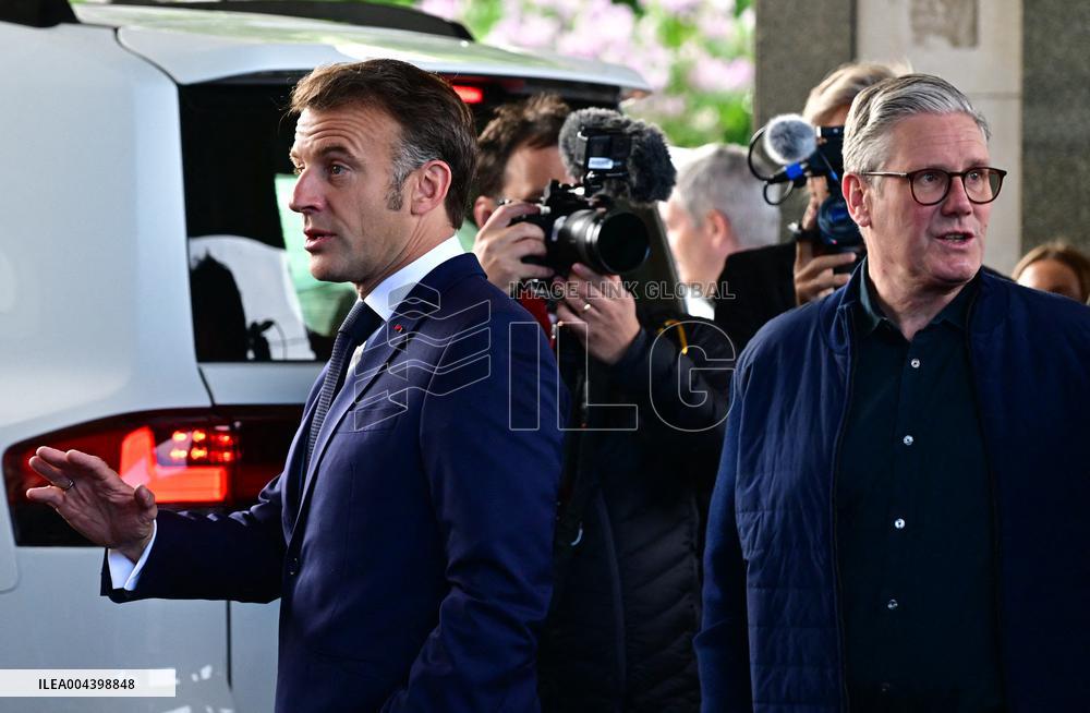 Le président français Emmanuel Macron, le Premier ministre britannique Keir Starmer et le chancelier allemand Friedrich Merz arr
