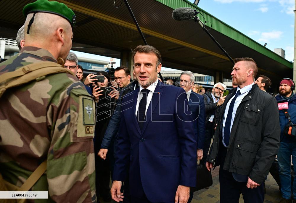 Le président français Emmanuel Macron, le Premier ministre britannique Keir Starmer et le chancelier allemand Friedrich Merz arr